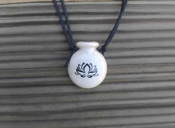 Colar Aromático Coleção Budismo Flor de Lotus - Cantil Branco - Ortega - Mundo dos Óleos