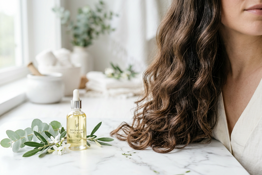 Cabelo natural em alta: como finalizar cachos e ondas finas com óleos leves (sem pesar)