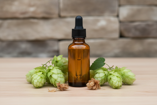 Óleo Essencial de Lúpulo

Nome botânico (INCI): Humulus lupulus Oil
CAS: 8007-04-3
Parte utilizada: Flores femininas (cones)
Método de extração: Destilação a vapor
Origem: Estados Unidos
Pureza: 100% puro e natural, sem aditivos

Características Físico-Químicas
Aparência: Líquido oleoso amarelo a âmbar
Odor: Amadeirado, herbáceo, terroso e levemente amargo
Solubilidade: Solúvel em água. Solúvel em óleos e solventes orgânicos
Densidade: 0,870 – 0,900 g/mL