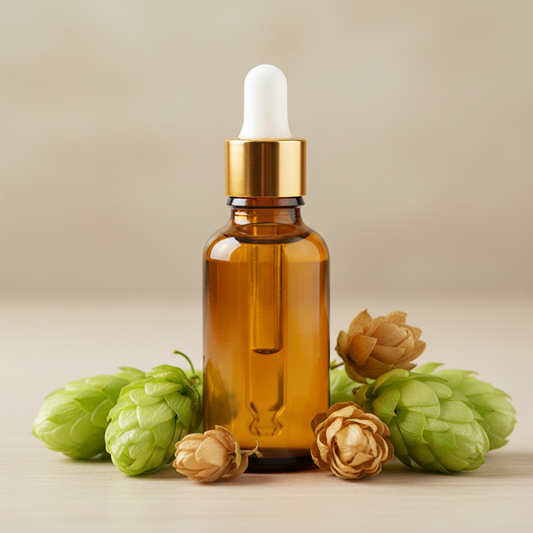 Óleo Essencial de Lúpulo

Nome botânico (INCI): Humulus lupulus Oil
CAS: 8007-04-3
Parte utilizada: Flores femininas (cones)
Método de extração: Destilação a vapor
Origem: Estados Unidos
Pureza: 100% puro e natural, sem aditivos

Características Físico-Químicas
Aparência: Líquido oleoso amarelo a âmbar
Odor: Amadeirado, herbáceo, terroso e levemente amargo
Solubilidade: Solúvel em água. Solúvel em óleos e solventes orgânicos
Densidade: 0,870 – 0,900 g/mL