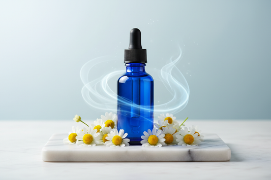O Óleo Essencial de Camomila Alemã (Matricaria recutita), também conhecido como Camomila Azul devido à presença do azuleno, é um dos óleos essenciais mais potentes quando se trata de ações calmantes e anti-inflamatórias. Seu aroma suave e herbáceo traz conforto emocional, enquanto seus componentes terapêuticos atuam de forma eficaz em peles delicadas, irritadas ou reativas.
Imagem sem nada escrito
com frasco de vidro