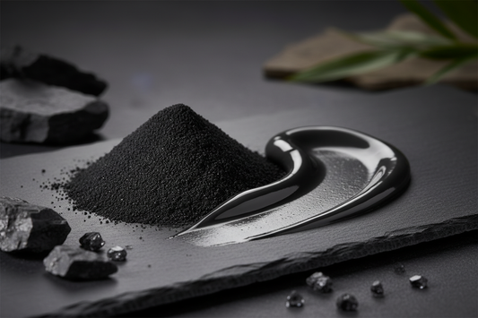 sem texto na imagem

Argila Preta
Descrição

A Argila Preta, também conhecida como lama vulcânica ou argila lama negra, é um dos tipos mais nobres de argila cosmética. É composta por silicato de alumínio, titânio, sílica, ferro, magnésio e outros oligoelementos essenciais. Tem ação profunda na desintoxicação cutânea e é altamente indicada para peles maduras, desvitalizadas ou com manchas. Apresenta textura suave e alto potencial rejuvenescedor.

Benefícios
Desintoxicação profunda e renovação celular
Atuação