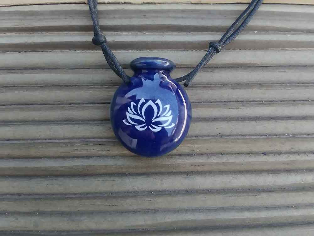 Colar Aromático Coleção Budismo Flor de Lotus -  Cantil Azul - Ortega - Mundo dos Óleos