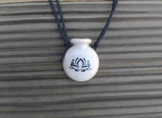 Colar Aromático Coleção Budismo Flor de Lotus -  Cantil Branco - Ortega - Mundo dos Óleos