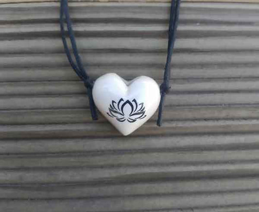 Colar Aromático Coleção Budismo Flor de Lotus -  Coração Branco - Ortega - Mundo dos Óleos
