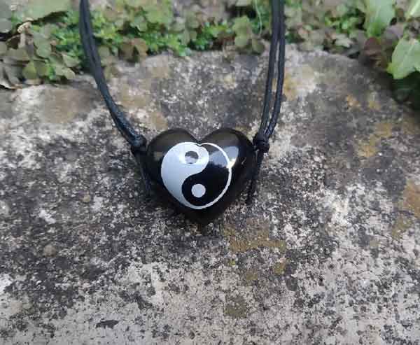 Colar Aromático Coleção Taoísmo Yin Yang -  Coração Preto - Ortega - Mundo dos Óleos